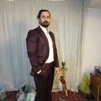 کت و شلوار براق به همراه یک پیراهن و یک کفش