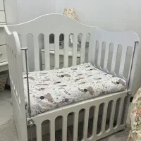 تخت نوزاد کنار مادر ساحل چوب