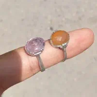 تعدادی انگشتر نقره و بدلیجات و تسبیح و سنگ