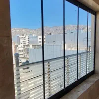 بالکن. شیشه ای آشپزخانه. کثیف