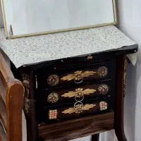 میز و آینه