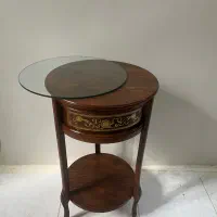 دو عدد میز چوبی کنار سالنی ،تلفن ،آباژور با شیشه