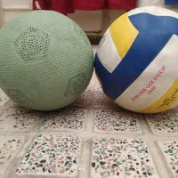 با سلام دو عدد توپ فوتبال به فروش می‌رسد