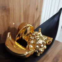 تزیینی میوه های طلایی و گلدان