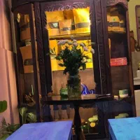 بوفه قدیمی چوبی منبت پتینه کاری|کلکسیون اشیاء عتیقه|رشت, سعدی (تختی)|دیوار