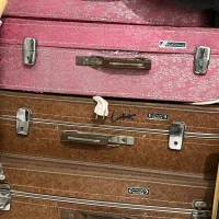 چمدان قدیمی|کلکسیون اشیاء عتیقه|اهواز, زیتون کارگری|دیوار