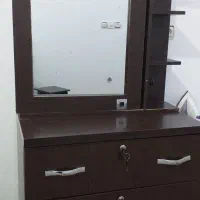 میز ارایشی سالم وتمیز همراه با پاتختی
