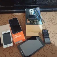تعدادی گوشی خراب همراه کارتن