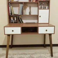 میز تحریر و کتابخانه