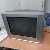 میز کامپیوتر و تلویزیون قدیمی