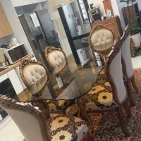 میز ناهارخوری و چند وسایل منزل