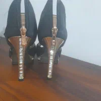 کفش مجلسی|کیف، کفش، کمربند|صحنه, |دیوار