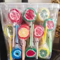 شکلات رنگی برای هدیه و دیزاین میز