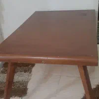 میز تک چوبی سالم قابل استفاده با چهار عدد صندلی