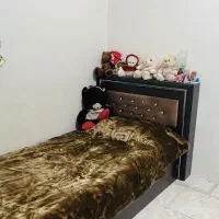 تخت و میزارایش و پرده