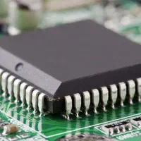 استخدام نیروی خانم حرفه ای برای مونتاژ قطعات SMD