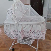 تخت نوزاد کنار مادری