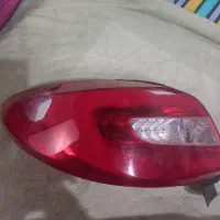 چراغ خطر عقب ۲۰۷ فناوران  و یک چراغ خطر عقب مزدا