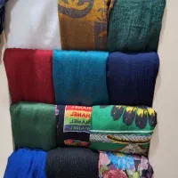 تعداد زیادی شال و یک عدد روسری بزرگ نو