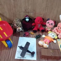 هواپیما ملخی و تعدادی اسباب بازی و کتاب و حیوان