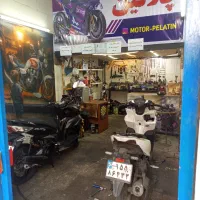 کار اموز یا شخص فنی دست به اچار موتور سازی