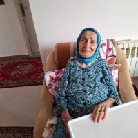 پرستار جوان برای بانوی سالمند.