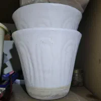 دو عددگلدان سفید بزرگ