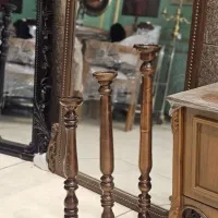 شمعدان سه تیکه چوبی کنار سالنی