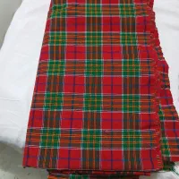 تعدادی سبد شب چله و چادر شب دستباف بر ای روی کرسی