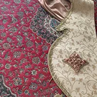 والان کتیبه بالای پرده