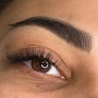 خدمات اکستنشن مژه با تخفیف برای مدل