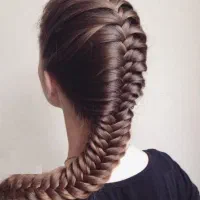 به مدل خانوم نیاز دارم برای میکاپ و....