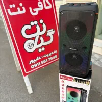 اسپیکر آکبند با میکروفن