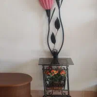 آباژور و میز تلفن به همراه سبد گل