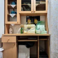 میز تحریر و کامپیوتر با کتابخانه