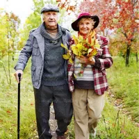 مرد و زن مسن برای سرایداری باغ