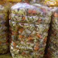 ترشی مخلوط درشت و ریز و آب گوجه|عمده‌فروشی|تهران, میدان میوه و تره‌بار مرکزی|دیوار