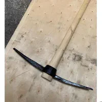 کلنگ فولادی نو با دسته نو و سالم