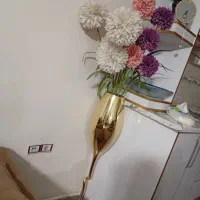 گل همراه با گلدان