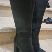تعدادی بوت بلند و کفش