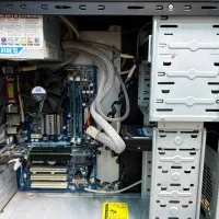 کیس و مانیتور