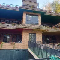 مدیر هتل جوان با سابقه تمام وقت یا یک زوج خانه دار