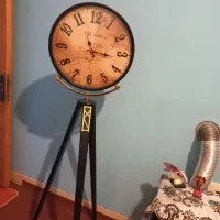 ساعت سه پایه ایستاده