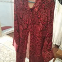 مقدار زیادی شلوار وشومیز به فروش می رسد