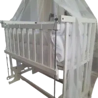 تخت خواب کنار مادر و صندلی ماشین