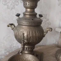 سماور ذغالی با میز و رومیزیش