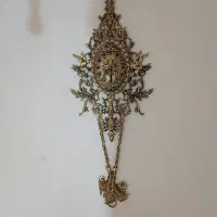 ساعت و رخت آویز