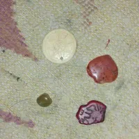 دوتا سنگ خوب با یک نشان بایک عدد مهره