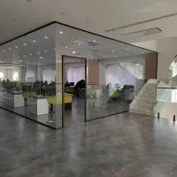 پارتیشن شیشه ای اداری هوشمند دوجداره فریملس