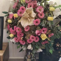 گلدان با گل مصنوعی